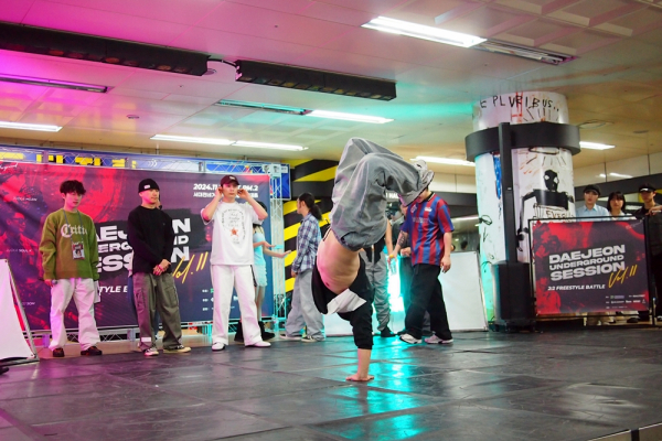댄스배틀 2:2경연 중 한 댄스의 퍼포먼스 모습