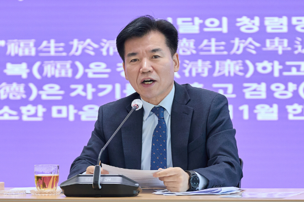 주간간부회의를 주재하고 있는 조일교 아산시장 권한대행