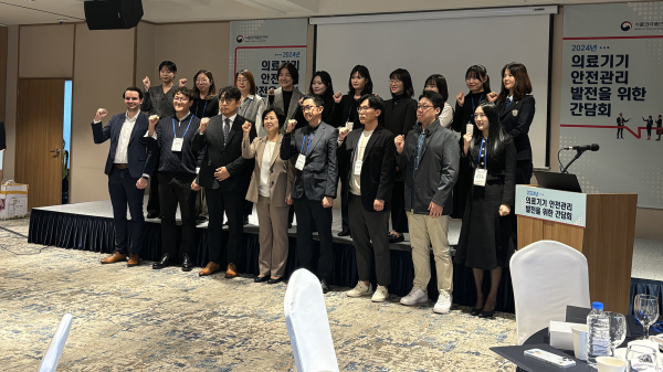 지난 18일 서울특별시 용산구에 소재한 피스앤파크 컨벤션에서 개최된 간담회 단체사진