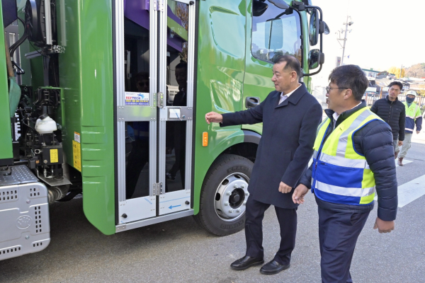 ‘한국형 저상형 청소차’ 첫 도입 모습