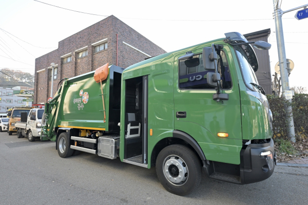 ‘한국형 저상형 청소차’ 첫 도입