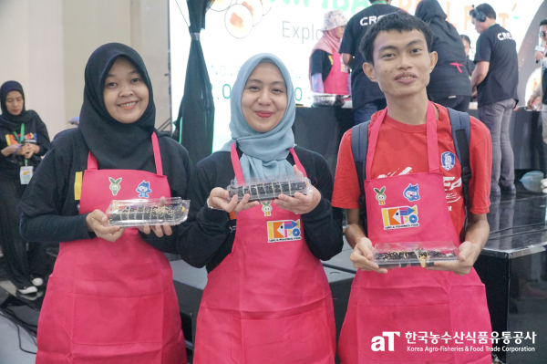 K-엑스포 수산홍보관서 김밥을 만들어 본 현지인