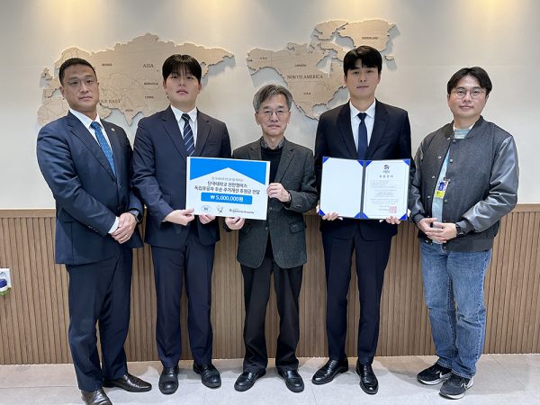 김태현 총학생회장(오른쪽 두 번째)이 한국해비타트 이광회 사무총장(가운데)에게 기부금을 전달했다.