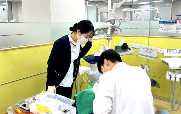 백석대 치위생학과 3학년 강민혜 씨가 진료실에서 현장실습을 하고 있다.