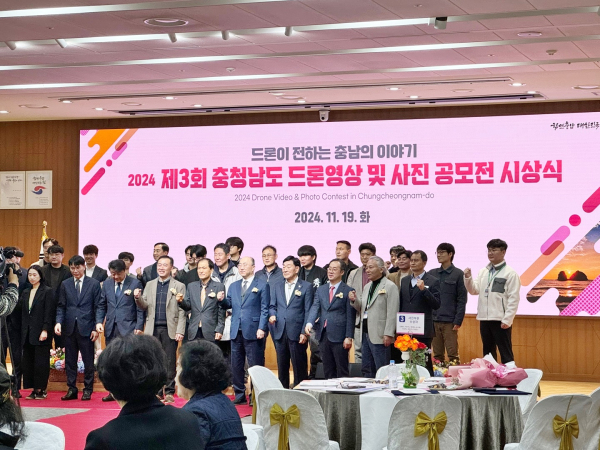 시상식 수상자들이 단체 사진을 촬영하는 장면