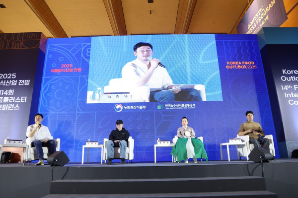 2025 식품외식산업 전망 흑백요리사 초청 특별대담 * (왼쪽부터) 박준우 셰프, 조광효 셰프, 김미령 셰프, 장지수 셰프