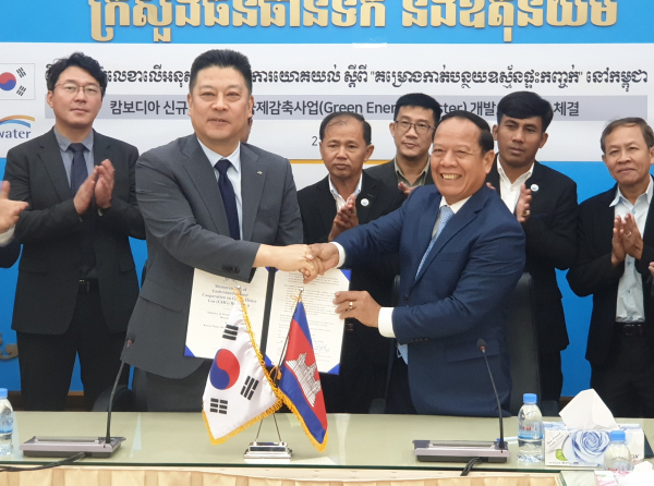 한성용 한국수자원공사 글로벌사업본부장(사진 가운데 왼쪽)이 지난 21일 캄보디아 프놈펜에서 폰 사착(Phon Sachak) 캄보디아 수자원기상부 차관(사진 가운데 오른쪽)과 업무협약을 체결한 뒤 기념사진을 촬영