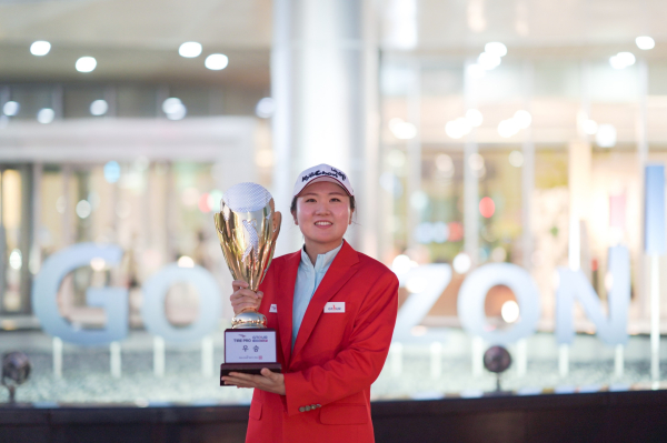 2024 타이어프로 GTOUR Mixed Cup’ 우승자 박사과가 우승트로피를 들고 기념사진을 촬영하고 있다.