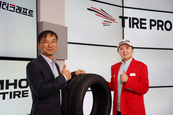 2024 타이어프로 GTOUR Mixed Cup’ 우승자 박사과가 대회 메인 후원의 금호타이어 주식회사 윤민석 상무(왼쪽)와 기념촬영을 하고 있다.