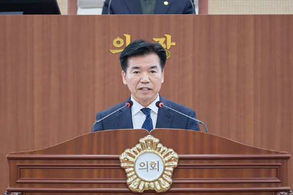 조일교 아산시장 권한대행이 시의회에서 2025년도 예산안 제출 시정연설을 하고 있다.