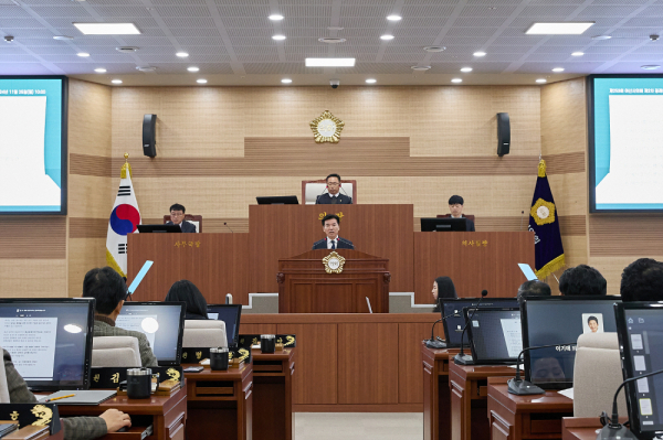 조일교 아산시장 권한대행이 시의회에서 2025년도 예산안 제출 시정연설을 하고 있다.