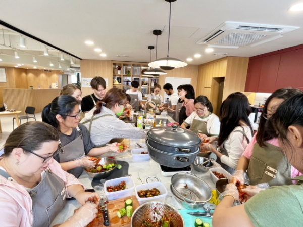 대전시 외국인주민 통합지원센터가 지난 23일 ‘2024년 전통시장 문화 소통’ 사업을 마쳤다.