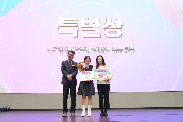 전국이중언어말하기대회 가운데부터 대덕중 솝다 학생, 김란주 교사 수상 모습