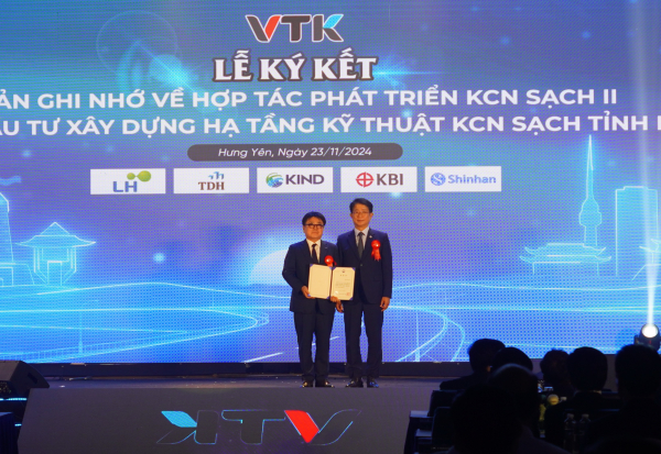 계룡건설 윤길호 사장(좌)이 박상우 국토교통부 장관(우)으로부터 표창장을 수여받고 기념촬영 모습