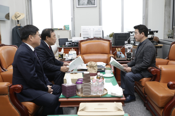 박정 예결위원장 면담 모습