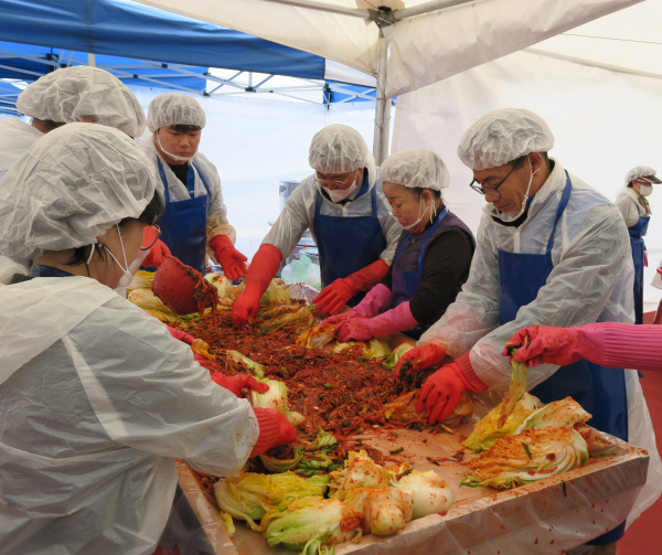‘2024 사랑의 김장나눔’ 행사 참여자들이 26일 공단 본사에서 김장 봉사를 시행하고 있다.