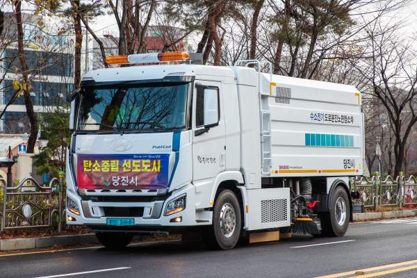수소전기 노면 청소차 시연 사진
