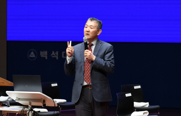 도니 서 교수가 백석대 보건학부 재학생들을 대상으로 특강을 진행하고 있다.