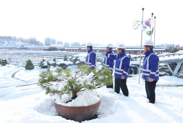 윤석대 한국수자원공사 사장(사진 오른쪽 두 번째)이 28일 경기도 용인시 수지정수장 현장을 찾아 수도권 강설로 인한 시설 현황 등 점검 모습