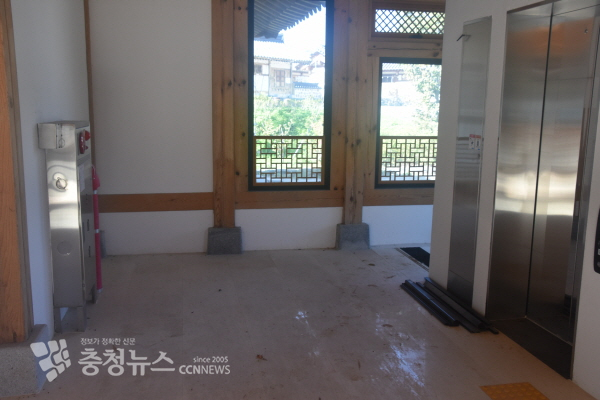 논산한옥마을 예학관 1층 내부 모습. 지난 여름 폭우 당시 빗물이 들어온 흔적이 남아있다. /조홍기 기자