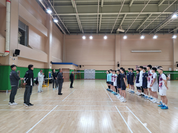 전지훈련 종료 후 정철성 보령시배드민턴 회장의 감사 인사 모습