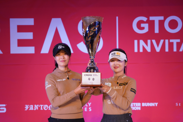 지난 1일, 대전 골프존조이마루에서 열린 ‘크리스에프앤씨 GTOUR 인비테이셔널’ 우승팀 (왼쪽부터)유효주&이예원 프로가 기념사진을 촬영하고 있다.