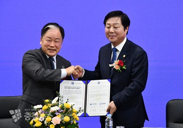 (왼쪽부터) 국립공주대 임경호 총장과 충남대 김정겸 총장.