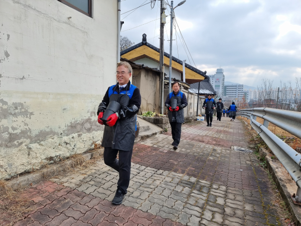 양인동 국가철도공단 강원본부장(맨 앞)과 공단 직원 등 자원봉사자들이 2일 연탄 배달을 하고 있다.