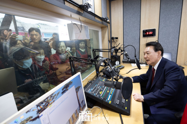 윤석열 대통령이 산성시장 라디오부스를 통해 인사하고 있다. /대통령실 제공