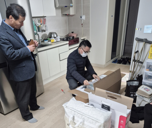 지난 2일 태안읍의 한 의료급여 수급 가정에서 맞춤형 서비스를 제공 중인 모습.