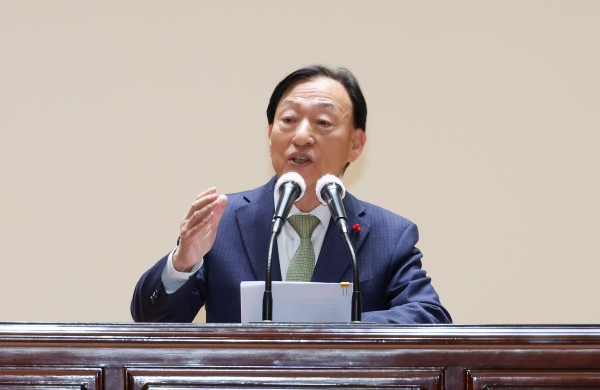 설동호 교육감, 12월 전 직원 대상 월례조회 진행 모습