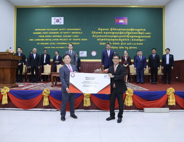 민병균 국가철도공단 안전본부장(맨 앞, 왼쪽)이 3일 캄보디아 프놈펜 공공사업교통부에서 ‘안전물품 기부식’ 진행(맨 앞, 오른쪽 : 레이롬(Ray Rom) 캄보디아 공공사업교통부 철도국장)