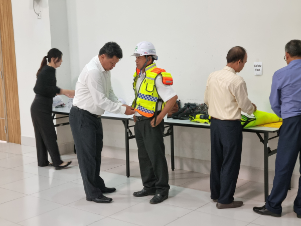 캄보디아 공공사업교통부(MPWT) 직원들이 행사장에 비치된 기부 안전물품을 착용해보고 테스트해보고 있다.