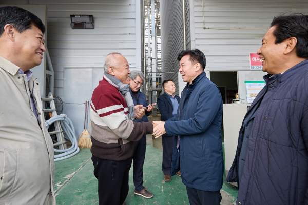 2024년산 시장격리곡 정부 수매 현장 방문한 조일교 아산시장 권한대행 모습