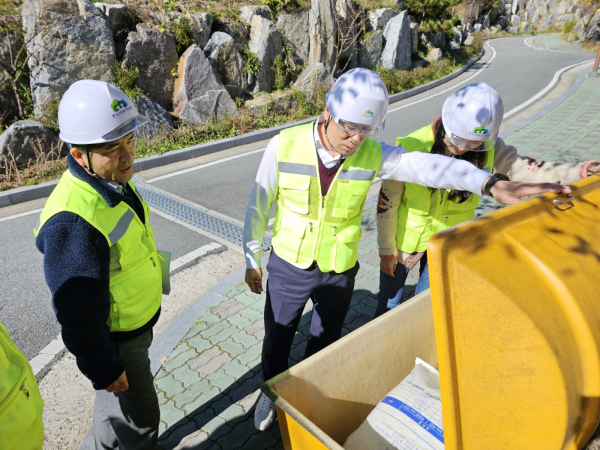 지난달 18일 황성태(가운데) 한국산림복지진흥원 부원장이 국립나주숲체원을 방문하여 숲체원장 등 임직원들과 폭설 대비를 위한 응급 장비 등을 점검하고 있다.