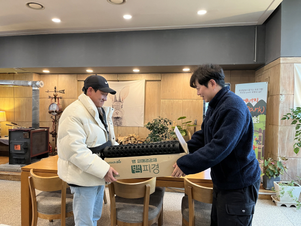 청평자연휴양림을 방문하여 신속한 재난 대응 및 중대재해 예방을 위한 안전물품을 지급하고 있다.