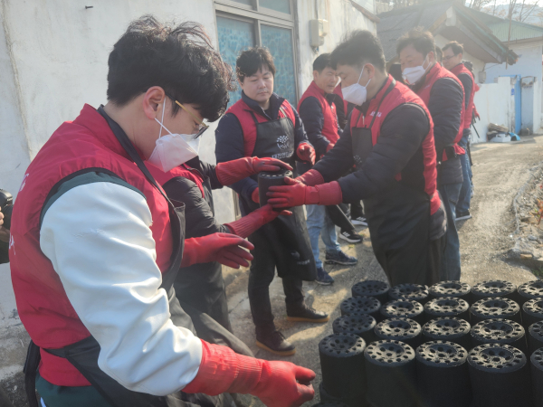 지난 5일, 대전 대덕구 회덕동 일원에서 ‘사랑의 연탄나눔’ 봉사활동 진행