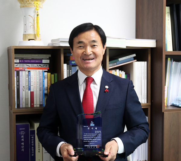 서산시의회 안원기 의원 감사패 수상 모습