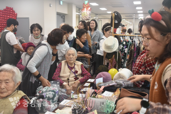 삼성노블케어 요양원에서 열린 2024 시장놀이 모습