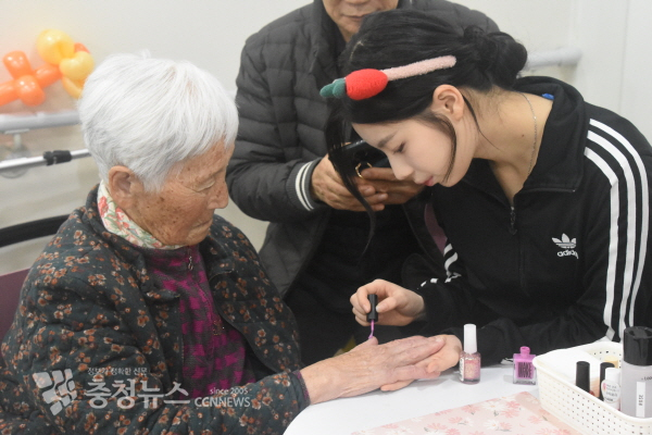 네일아트를 받고 있는 어르신 모습