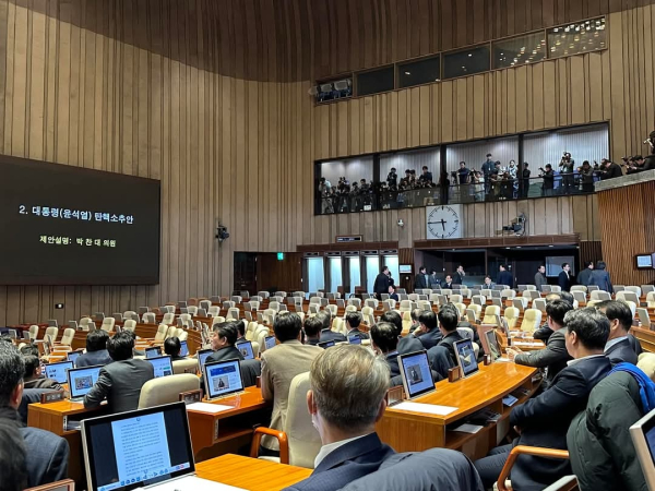 윤석열 대통령 탄핵소추안 본회의장 모습(사진=황정아 의원 페이스북)