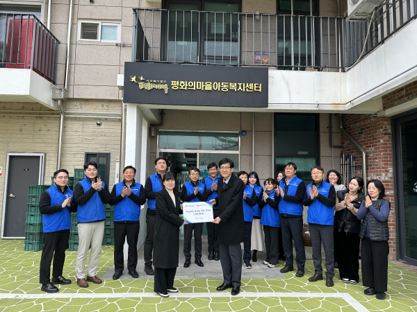 최원일 국가철도공단 시설본부장(맨 앞, 오른쪽)이 9일 후원금을 전달하고 양승미 평화의 마을 아동복지센터 사무국장(맨 앞, 왼쪽)과 함께 기념촬영