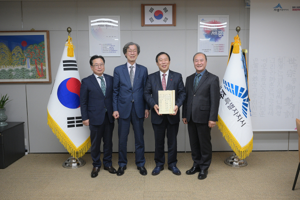 월인천강지곡 기탁 협의_윤광원 미래엔 부사장(왼쪽 첫번째), 박병천 경인교대 명예교수(왼쪽 두번째, 최민호 시장(왼쪽 세번째), 김동래 미래엔 교과서박물관장(맨 오른쪽)