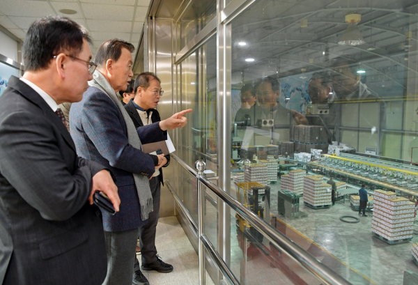 ㈜경남무역 방문 현장사진  * aT 홍문표 사장(가운데)