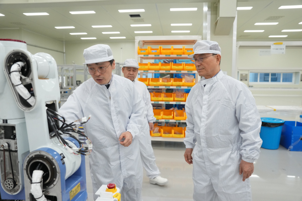 박상돈 천안시장이 지난 10일 천안 미래 유니콘기업 C-STAR ‘제닉스’ 방문 모습.