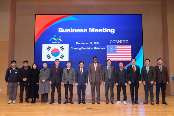 조일교 아산시장 권한대행, 코닝정밀소재㈜ 방문 기념사진