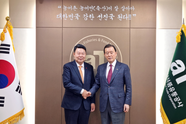 오성환 당진시장 방문 기념사진 * aT 홍문표 사장(우측), 오성환 당진시장(좌측)