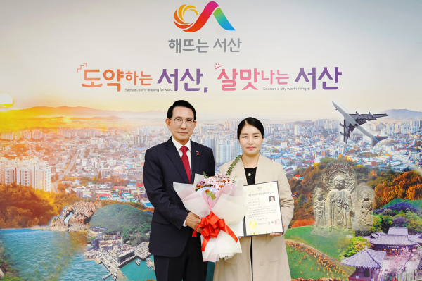 13일 시청 시장실에서 열린 충남도 무형유산 ‘승무’ 보유자 인정서 수여식