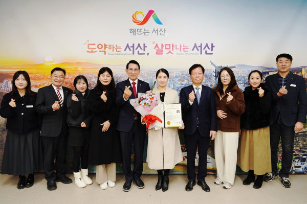 13일 시청 시장실에서 열린 충남도 무형유산 ‘승무’ 보유자 인정서 수여식