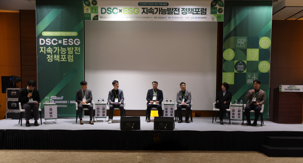 우측부터 애터미 김승기 이사, 한국수자원공사 ESG경영팀 강승희 차장, 한국가스기술공사 ESG 임대동 총괄부장, 충청남도 대기환경과 도중원 과장, 대전광역시 기획조정실 김경일 정책기획관, 충남대학교 경제학과 안기돈